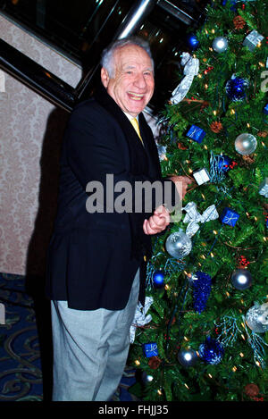 Hamilton, ON, Canada. Undicesimo Dec, 2003. 11 Dicembre 2003 - Toronto, Ontario, Canada. Legenda commedia di Mel Brooks all'apertura notturna dopo-party per "i produttori' presso il Teatro di Canon. Photo credit: Brent Perniac/AdMedia © Brent Perniac/AdMedia/ZUMA filo/Alamy Live News Foto Stock