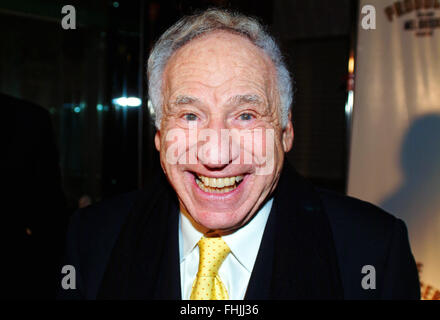 Hamilton, ON, Canada. Undicesimo Dec, 2003. 11 Dicembre 2003 - Toronto, Ontario, Canada. Legenda commedia di Mel Brooks all'apertura notturna dopo-party per "i produttori' presso il Teatro di Canon. Photo credit: Brent Perniac/AdMedia © Brent Perniac/AdMedia/ZUMA filo/Alamy Live News Foto Stock