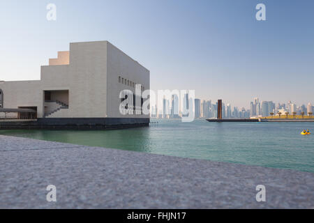 Il Museo di Arte Islamica, Doha, Qatar. Vista dalla passeggiata intorno al parco verso Serra sette e il West Bay. Foto Stock