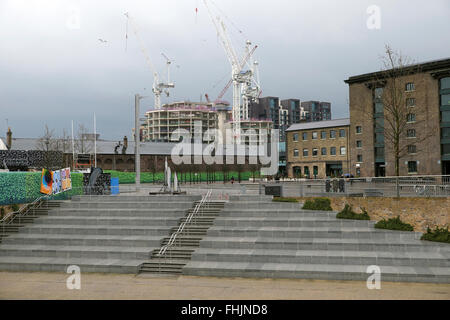 Gru su Kings Cross gasholders appartamento sito in costruzione, i passaggi e la vista di UAL Università delle Arti di Granaio Square, Londra UK KATHY DEWITT Foto Stock