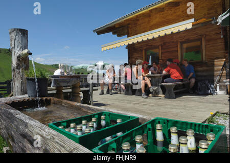 Gli escursionisti godendo bevande sulla terrazza al Lämmerbühel Alm. Kitzbühel. Austria. Europa Foto Stock