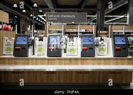 Sacchetti di plastica Waitrose supermarket carrier da macchine self-scan checkout Carta da banco solo presso il negozio Kings Cross di Londra, Inghilterra REGNO UNITO KATHY DEWITT Foto Stock