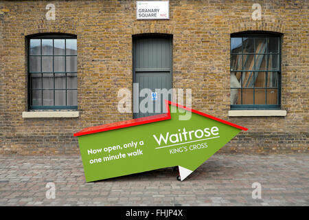 Waitrose supermercato segno indicando nuovi store in Kings Cross area di sviluppo London N1C UK KATHY DEWITT Foto Stock