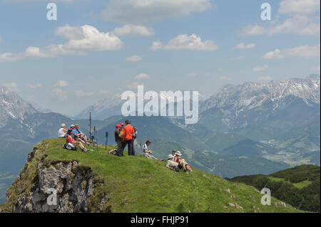 Gli escursionisti che gode di una vista panoramica sulla montagna dal picco Karstein. Kitzbuehel. Tirolo. Austria. Foto Stock