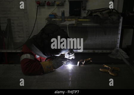 Un saldatore di saldatura di alluminio in una fabbrica in Stockton-On-Tees, Regno Unito. Foto Stock