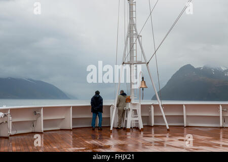 Passeggeri a bordo della nave da crociera Veendam guardando avanti sulla prua sul Canale di Beagle. Foto Stock