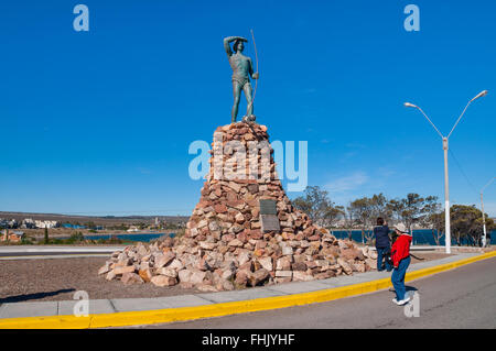 Il monumento al Tehuelche nativo. Foto Stock