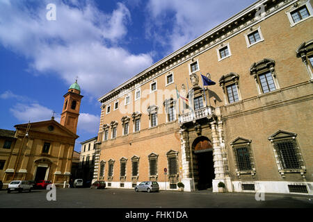 Italia, Emilia Romagna, Forlì, Piazza Ordelaffi, Palazzo Paulucci-Piazza e la chiesa del Corpus Domini Foto Stock