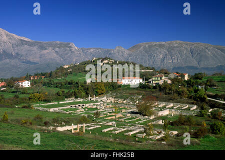 Italia, Abruzzo, rovine romane di Alba Fucens e Parco regionale Sirente Velino Foto Stock