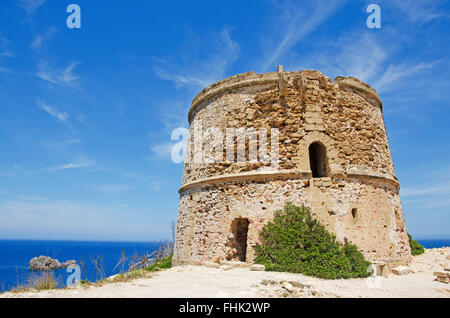 A Maiorca Isole Baleari: Vista della Torre des Matzoc, la vecchia torre di guardia su Morro d'Albarca, Cliff e il Mar Mediterraneo a nord dell'isola Foto Stock
