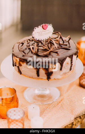 , Seducente cioccolato torta di nozze close up Foto Stock