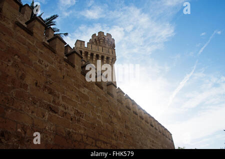 A Maiorca Isole Baleari: il Palazzo Reale di La Almudaina, l'Alcazar di Palma, un palazzo fortificato rivendicato come residenza reale nel XIV secolo Foto Stock