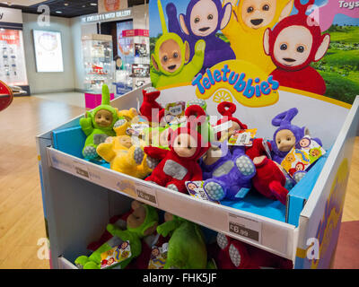 Teletubbies per bambini giocattoli di peluche sul display in un negozio. Foto Stock