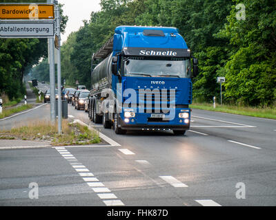 Autobotte su L209 tra Brietlingen e Lüneburg, vicino Adendorf, Bassa Sassonia, Germania. Foto Stock