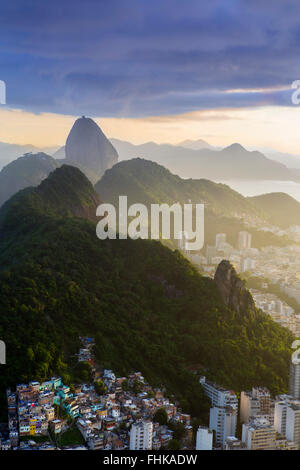 Il Brasile, Rio de Janeiro che mostra Cabritos favela, Morro do Sao Joao e il Pan di Zucchero Foto Stock