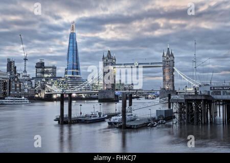 Il Tower Bridge e la skyline di Londra in inverno Foto Stock