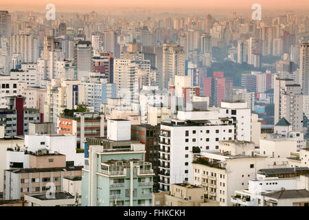 Sao Paulo skyline che mostra il grattacielo blocchi di appartamenti e smog Foto Stock