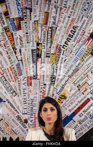 Roma, Italia. Il 25 febbraio, 2016. Virginia Raggi, il sindaco di Roma candidato per l'anti-stabilimento cinque stelle di movimento (M5S), dà una conferenza stampa presso l'Associazione della Stampa Estera in Italia a Roma. Virginia Raggi è un 37 anno vecchio avvocato ed ex consigliere della città che è stato scelto come candidato sindaco in un sondaggio online per l'anti-stabilimento cinque stelle di movimento (M5S). © Giuseppe Ciccia/Pacific Press/Alamy Live News Foto Stock