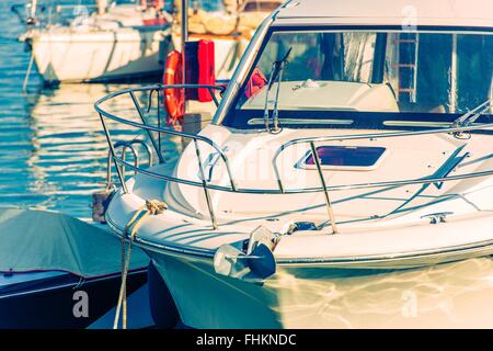 In barca, la pesca e il canottaggio, trasporti, acqua, mare, lago, oceano, marino, marina, vaso, veicolo, float, galleggiante, ricreativo, recr Foto Stock