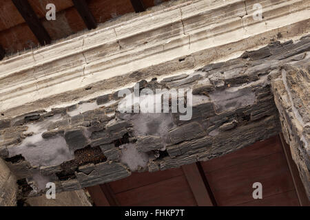 Legno carbonizzate architrave sopra una porta in scavi di Ercolano Foto Stock