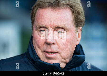 QPR manager, Harry Redknapp, orologi il suo lato prendere sul Burnley a Loftus Road su dicembre, 6, 2014. Foto Stock