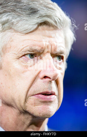 Arsenal manager Arsene Wenger, orologi il suo lato prendere su QPR a Loftus Road a Marzo 4, 2015. Foto Stock