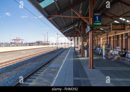 Piattaforma 1 di Fremantle railroad station. Pendolari in attesa del treno Transperth a Perth. Fremantle, Western Australia. Foto Stock