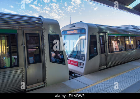 Transperth A-elettrico di serie unità multiple treno della linea di Fremantle. Una maggiore area di Perth, Western Australia. Foto Stock