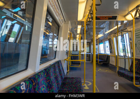 All'interno di un vuoto Transperth serie a treno, pronti per la partenza. Fremantle, una maggiore area di Perth, Western Australia. Foto Stock