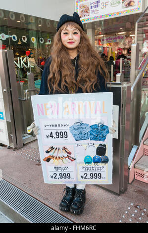 Ragazza che vendono vestiti Takeshita Street, Harajuku, Tokyo, Giappone Foto Stock