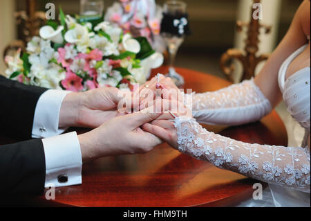 Lo sposo mantiene la sua sposa la mano Foto Stock