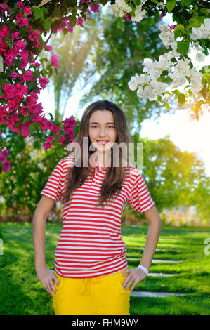 Bella la sensualità giovane ragazza su uno sfondo di fiori Foto Stock