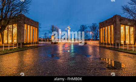 Piazza tra la sala da concerto e il museo di palazzo d'arte a Dusseldorf, Germania NRW, Renania settentrionale-Vestfalia. Vista di Oberkassel. Foto Stock