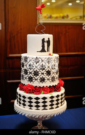 Tre livelli di blu e bianco torta di nozze con dolciumi rose Foto Stock