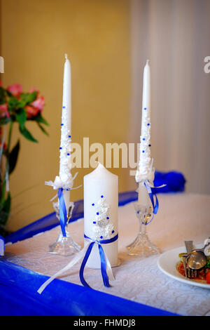 Composizione floreale realizzata con rose arancio e rosso gilly-fiore Foto Stock