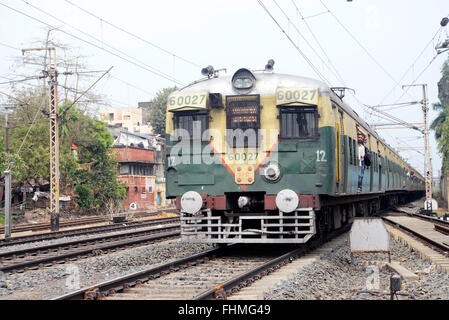 Kolkata, India. Il 25 febbraio, 2016. Ministro Suresh Prabhu presenta il bilancio ferroviario 2016 in Lok Sabha. Non vi è alcun cambiamento nelle tariffe passeggeri e tassi di nolo nel bilancio ferroviario 2016-17 in India. © Saikat Paolo/Pacific Press/Alamy Live News Foto Stock