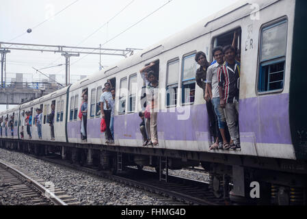 Kolkata, India. Il 25 febbraio, 2016. Ministro Suresh Prabhu presenta il bilancio ferroviario 2016 in Lok Sabha. Non vi è alcun cambiamento nelle tariffe passeggeri e tassi di nolo nel bilancio ferroviario 2016-17 in India. © Saikat Paolo/Pacific Press/Alamy Live News Foto Stock