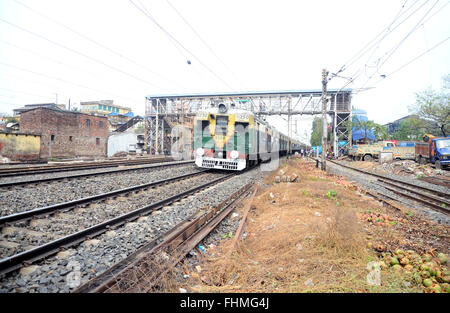 Kolkata, India. Il 25 febbraio, 2016. Ministro Suresh Prabhu presenta il bilancio ferroviario 2016 in Lok Sabha. Non vi è alcun cambiamento nelle tariffe passeggeri e tassi di nolo nel bilancio ferroviario 2016-17. © Saikat Paolo/Pacific Press/Alamy Live News Foto Stock