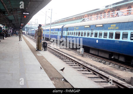 Kolkata, India. Il 25 febbraio, 2016. Ministro Suresh Prabhu presenta il bilancio ferroviario 2016 in Lok Sabha. Non vi è alcun cambiamento nelle tariffe passeggeri e tassi di nolo nel bilancio ferroviario 2016-17 in India. © Saikat Paolo/Pacific Press/Alamy Live News Foto Stock