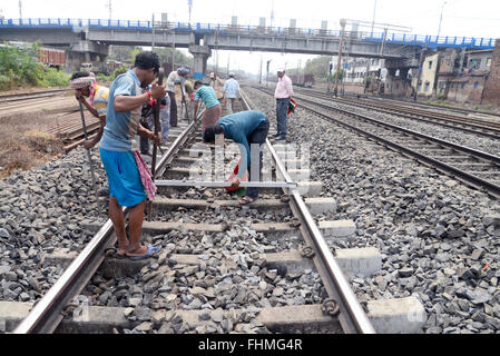 Kolkata, India. Il 25 febbraio, 2016. Dipendenti delle ferrovie occupato per mantenere l'infrastruttura.Ministro Suresh Prabhu presenta il bilancio ferroviario 2016 in Lok Sabha. Non vi è alcun cambiamento nelle tariffe passeggeri e tassi di nolo nel bilancio ferroviario 2016-17 in India. © Saikat Paolo/Pacific Press/Alamy Live News Foto Stock