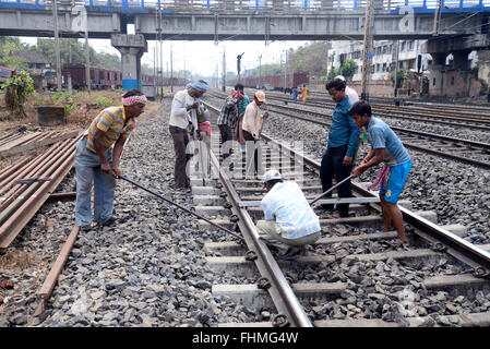 Kolkata, India. Il 25 febbraio, 2016. Dipendenti delle ferrovie occupato per mantenere l'infrastruttura.Ministro Suresh Prabhu presenta il bilancio ferroviario 2016 in Lok Sabha. Non vi è alcun cambiamento nelle tariffe passeggeri e tassi di nolo nel bilancio ferroviario 2016-17 in India. © Saikat Paolo/Pacific Press/Alamy Live News Foto Stock