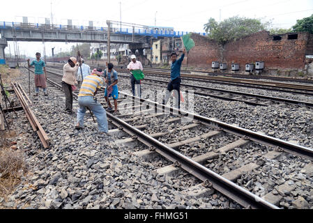 Kolkata, India. Il 25 febbraio, 2016. Dipendenti delle ferrovie occupato per mantenere l'infrastruttura.Ministro Suresh Prabhu presenta il bilancio ferroviario 2016 in Lok Sabha. Non vi è alcun cambiamento nelle tariffe passeggeri e tassi di nolo nel bilancio ferroviario 2016-17 in India. © Saikat Paolo/Pacific Press/Alamy Live News Foto Stock