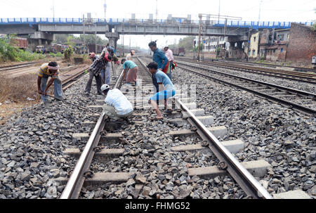 Kolkata, India. Il 25 febbraio, 2016. Dipendenti delle ferrovie occupato per mantenere l'infrastruttura.Ministro Suresh Prabhu presenta il bilancio ferroviario 2016 in Lok Sabha. Non vi è alcun cambiamento nelle tariffe passeggeri e tassi di nolo nel bilancio ferroviario 2016-17 in India. © Saikat Paolo/Pacific Press/Alamy Live News Foto Stock