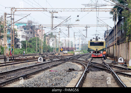 Kolkata, India. Il 25 febbraio, 2016. Dipendenti delle ferrovie occupato per mantenere l'infrastruttura.Ministro Suresh Prabhu presenta il bilancio ferroviario 2016 in Lok Sabha. Non vi è alcun cambiamento nelle tariffe passeggeri e tassi di nolo nel bilancio ferroviario 2016-17 in India. © Saikat Paolo/Pacific Press/Alamy Live News Foto Stock