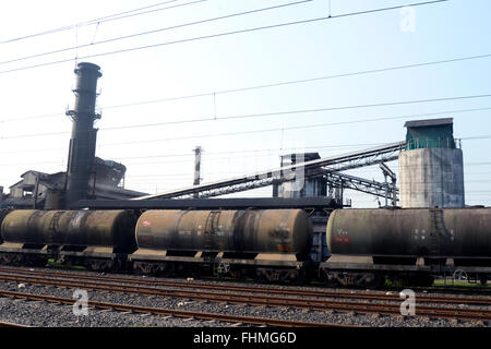 Kolkata, India. Xx Febbraio 2016. Nessun tasso di nolo escursione dal governo. Ministro Suresh Prabhu presenta il bilancio ferroviario 2016 in Lok Sabha. Non vi è alcun cambiamento nelle tariffe passeggeri e tassi di nolo nel bilancio ferroviario 2016-17 in India. © Saikat Paolo/Pacific Press/Alamy Live News Foto Stock