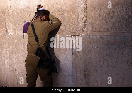 Un soldato israeliano armato della Brigata della fanteria Givati del 84th prega presso la città vecchia del Muro Occidentale Gerusalemme Est Israele Foto Stock