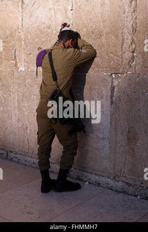 Un soldato israeliano armato della Brigata della fanteria Givati del 84th prega presso la città vecchia del Muro Occidentale Gerusalemme Est Israele Foto Stock