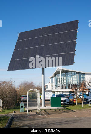 Grandi freestanding automatizzato pannello solare array nel parcheggio della seconda Solar Ltd, Sunderland, North East England, Regno Unito Foto Stock