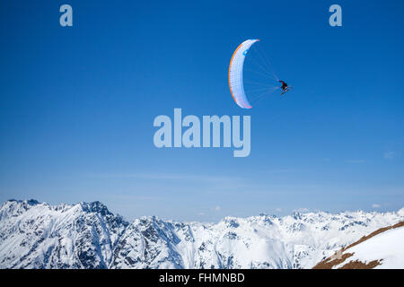 Parapendio con sci, Silvretta, Area sciistica Ischgl, Tirolo, Austria Foto Stock