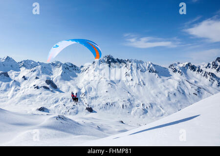 Parapendio con sci, Silvretta, Area sciistica Ischgl, Tirolo, Austria Foto Stock